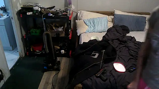 Snapshot of Bi_curious86 chatting on 11.04.25 Bi curious86 online show from 11.04.25