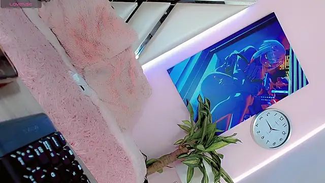 Snapshot of Hannahsmit chatting on 01.12.25 Hannahsmit online show from 01.12.25