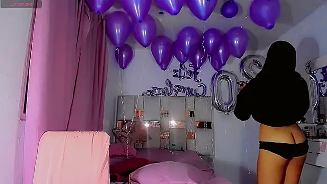 Snapshot of Hannahsmit chatting on 10.25.25 Hannahsmit online show from 10.25.25