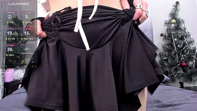 JuliaVangg 19 online show from 01.14.25