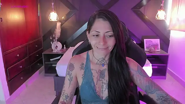 Snapshot of dark_gotica chatting on 10.10.25 dark gotica online show from 10.10.25