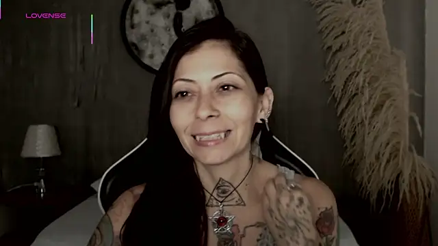 Snapshot of dark_gotica chatting on 10.11.25 dark gotica online show from 10.11.25