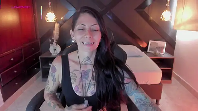 Snapshot of dark_gotica chatting on 10.18.25 dark gotica online show from 10.18.25