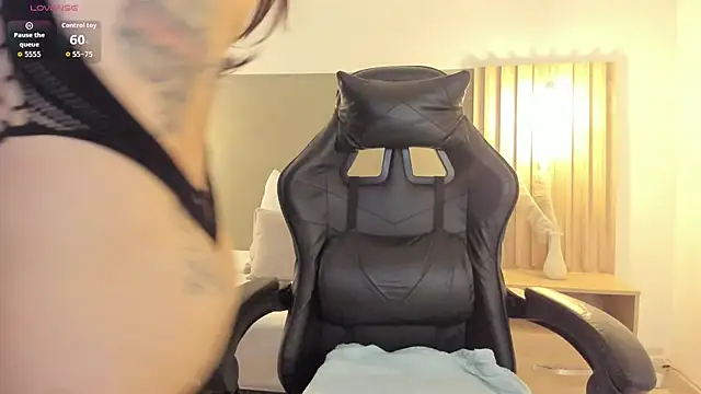 Snapshot of dark_gotica chatting on 11.15.25 dark gotica online show from 11.15.25