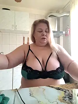 Snapshot of AriannaMilf chatting on 09.30.25 AriannaMilf online show from 09.30.25