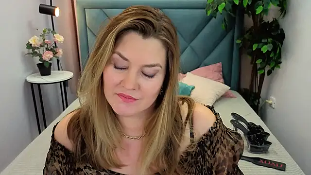 Snapshot of Adele_Russo chatting on 11.18.25 Adele Russo online show from 11.18.25