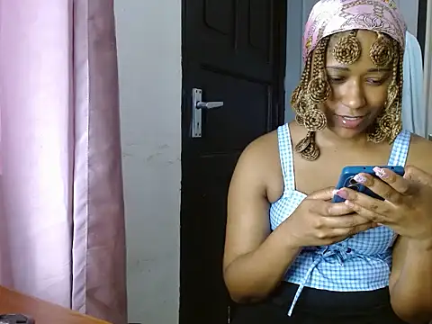 Snapshot of savage_laura chatting on 07.31.26 savage laura online show from 07.31.26