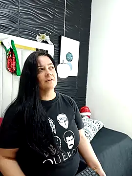 Snapshot of lucia_vonne_ chatting on 12.18.24 lucia vonne online show from 12.18.24