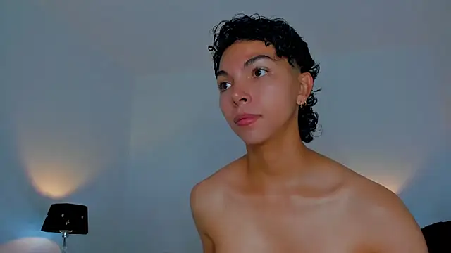 xhenisa  online show from 11.11.25