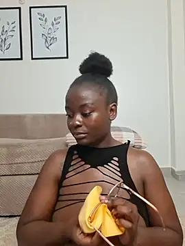 Snapshot of hornycreamybabe chatting on 08.03.26 hornycreamybabe online show from 08.03.26