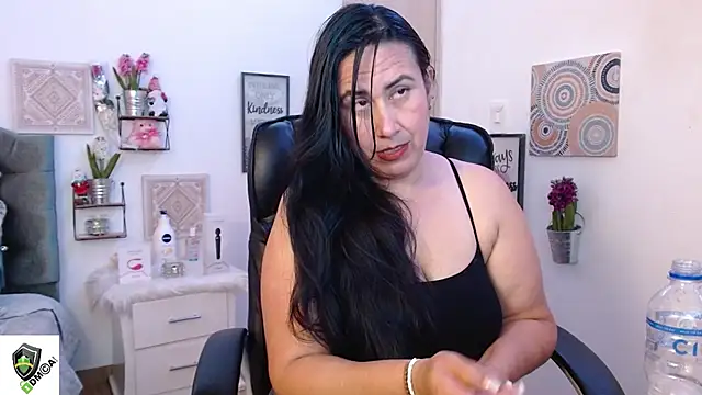 Snapshot of amalia_brunette chatting on 12.30.24 amalia brunette online show from 12.30.24