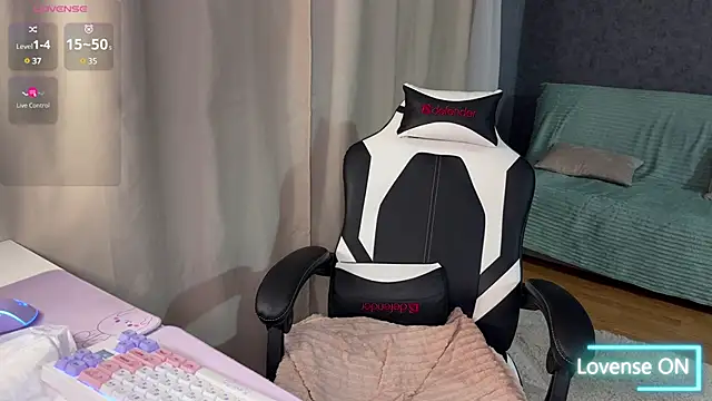 Snapshot of EmmySuiyugh chatting on 01.24.25 EmmySuiyugh online show from 01.24.25