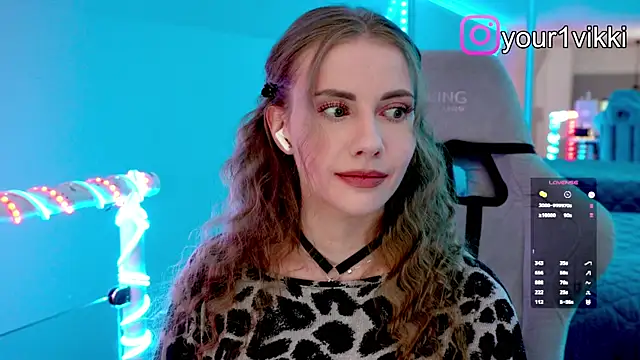 Snapshot of Vikki_Cheese chatting on 11.10.25 Vikki Cheese online show from 11.10.25