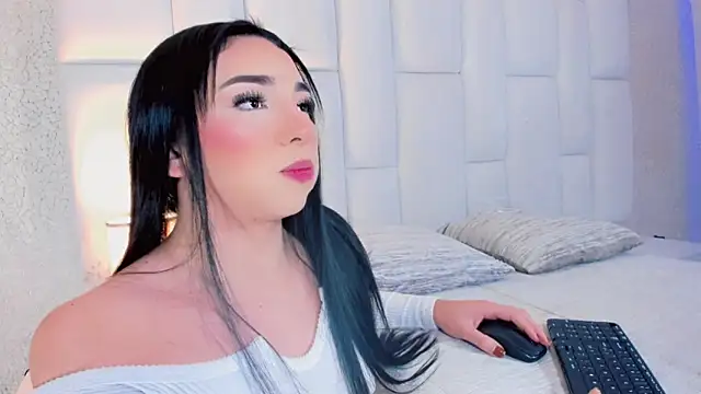 Snapshot of andrea_alvarz chatting on 12.14.25 andrea alvarz online show from 12.14.25