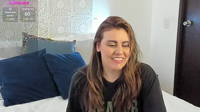 Snapshot of V_monse chatting on 11.19.25 V monse online show from 11.19.25