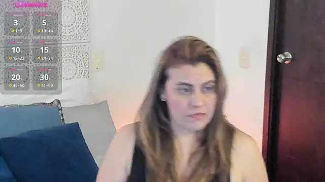 Snapshot of V_monse chatting on 11.27.25 V monse online show from 11.27.25