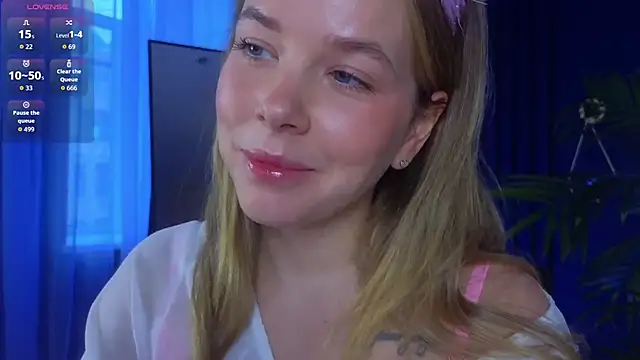 Snapshot of milly_shy chatting on 11.07.25 milly shy online show from 11.07.25