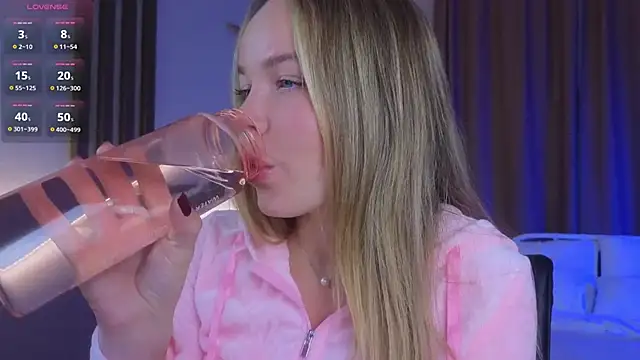 Snapshot of milly_shy chatting on 12.02.25 milly shy online show from 12.02.25