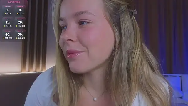 Snapshot of milly_shy chatting on 12.04.25 milly shy online show from 12.04.25