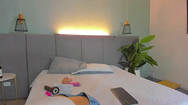 LiaVelez online show from 03.19.25