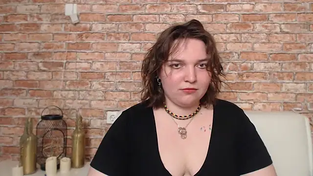 Amelia Kiss  online show from 02.18.25