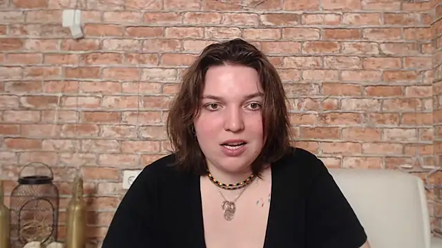 Amelia Kiss  online show from 02.19.25