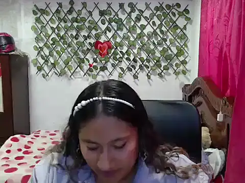 Snapshot of EmilyLove1014 chatting on 12.01.24 EmilyLove1014 online show from 12.01.24