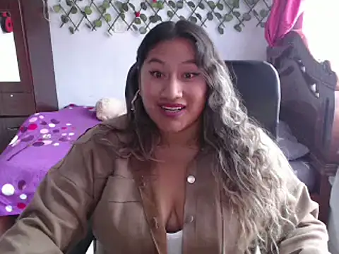 Snapshot of EmilyLove1014 chatting on 12.10.24 EmilyLove1014 online show from 12.10.24