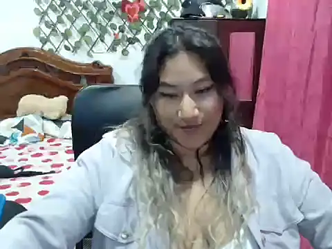 Snapshot of EmilyLove1014 chatting on 12.21.24 EmilyLove1014 online show from 12.21.24