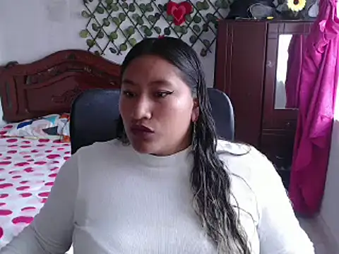 Snapshot of EmilyLove1014 chatting on 12.24.24 EmilyLove1014 online show from 12.24.24