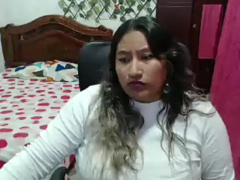 Snapshot of EmilyLove1014 chatting on 12.24.24 EmilyLove1014 online show from 12.24.24