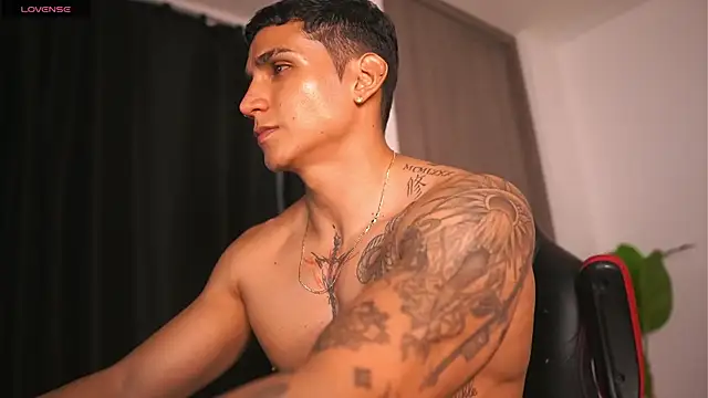 Snapshot of muscle_boyhorny chatting on 02.15.25 muscle boyhorny online show from 02.15.25