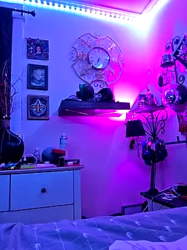 Snapshot of Twin2222 chatting on 09.24.25 Twin2222 online show from 09.24.25