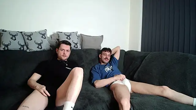 Snapshot of twotwinkhusbandss chatting on 02.01.26 twotwinkhusbandss online show from 02.01.26