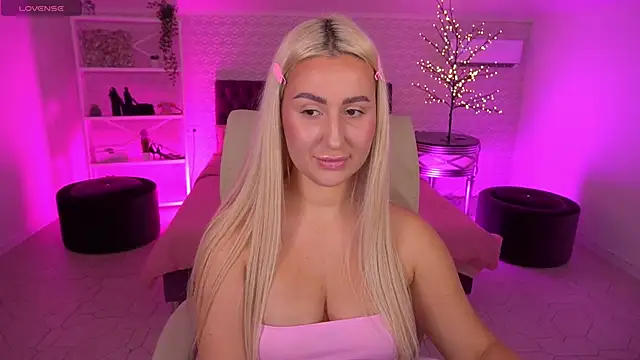 Snapshot of LiaBrazzerr chatting on 05.10.26 LiaBrazzerr online show from 05.10.26