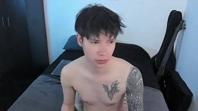 Snapshot of Aventure_Twinks chatting on 06.18.26 Aventure Twinks online show from 06.18.26