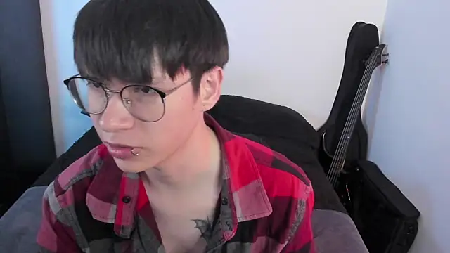 Snapshot of Aventure_Twinks chatting on 06.25.26 Aventure Twinks online show from 06.25.26
