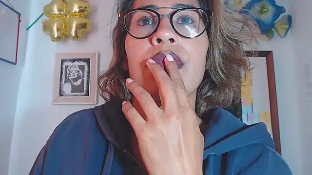 Snapshot of fantasty_nylon chatting on 12.17.24 fantasty nylon online show from 12.17.24