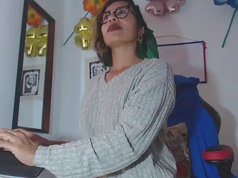 Snapshot of fantasty_nylon chatting on 12.30.24 fantasty nylon online show from 12.30.24