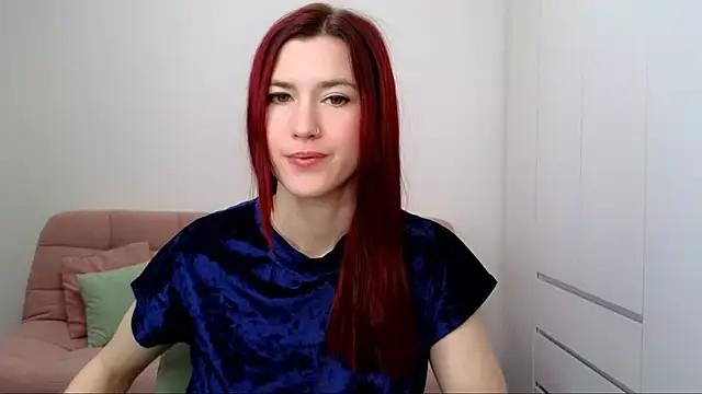 Snapshot of AliciaNewell chatting on 09.20.25 AliciaNewell online show from 09.20.25
