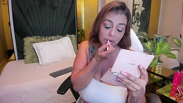 Snapshot of MrsFoucher chatting on 06.19.26 MrsFoucher online show from 06.19.26