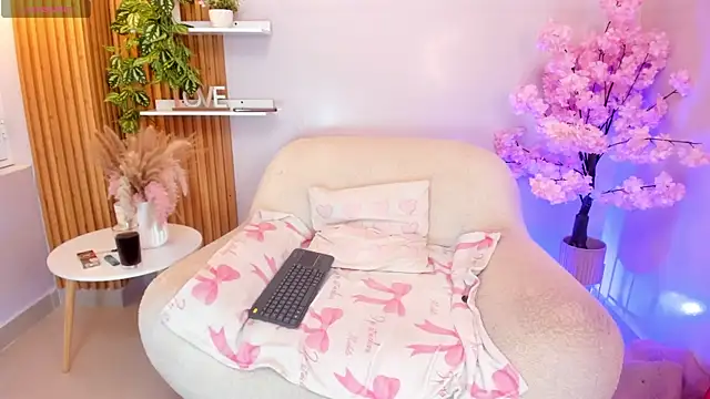 Snapshot of MrsFoucher chatting on 07.28.26 MrsFoucher online show from 07.28.26