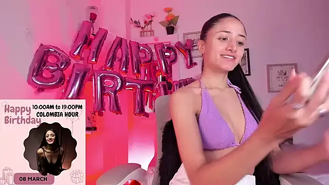 Snapshot of _Caroliinee_ chatting on 03.08.25 Caroliinee online show from 03.08.25