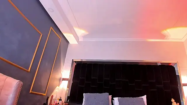 Snapshot of NikkySmiith chatting on 02.18.25 NikkySmiith online show from 02.18.25