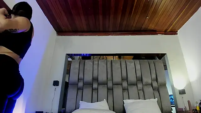 Snapshot of NikkySmiith chatting on 11.15.25 NikkySmiith online show from 11.15.25