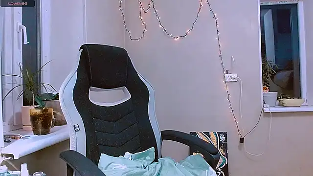 Snapshot of RosaJil chatting on 11.27.25 RosaJil online show from 11.27.25