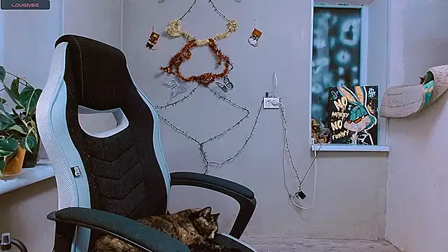 Snapshot of RosaJil chatting on 12.19.25 RosaJil online show from 12.19.25