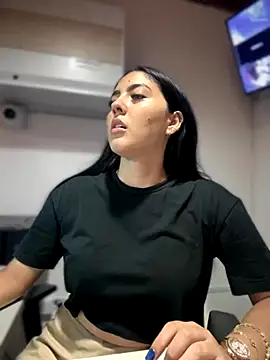 Snapshot of MarianaBenz chatting on 11.18.25 MarianaBenz online show from 11.18.25