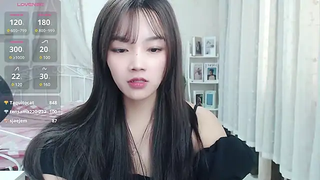 Snapshot of Jenny-Z chatting on 03.08.25 Jenny-Z online show from 03.08.25