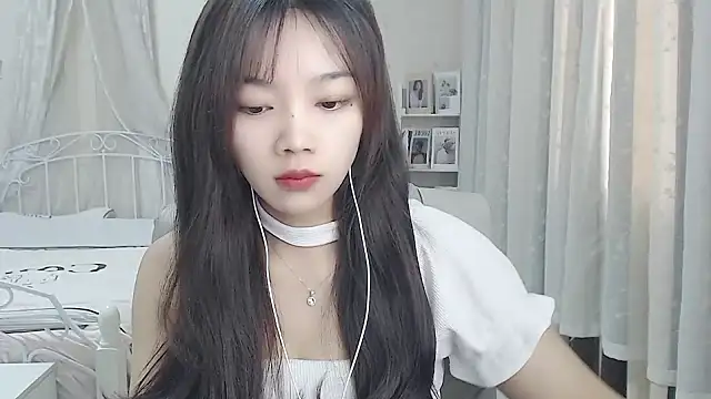 Snapshot of Jenny-Z chatting on 12.23.25 Jenny-Z online show from 12.23.25